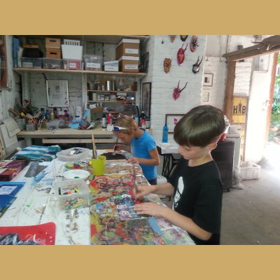Jannis und Louis arbeiten experimentell